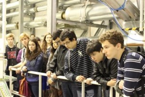 Schüler aus Brasilien beim Rundgang durch die Prüfstände von AneCom AeroTest