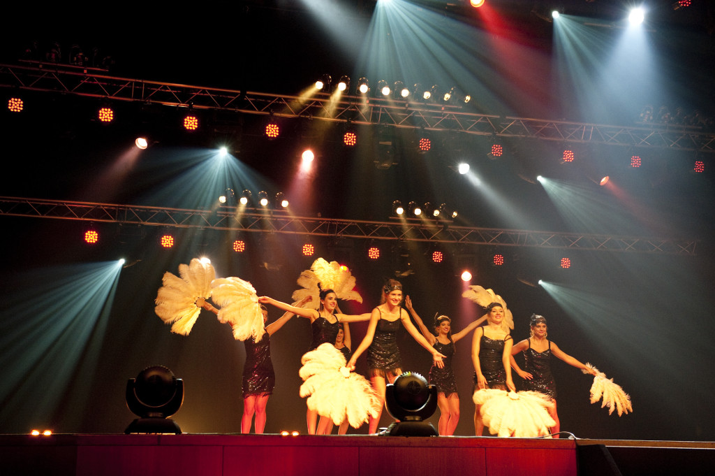 Schön anzuschauen und sehr glamourös: Zum Höhepunkt der Preisverleihung gab es Swing Musik mit einer Bühnenshow aus burlesquen Elementen. Bild: DFTA / Michael Frick