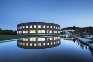 Passivhaus Verwaltungsgebäude von Wagner Solar am Abend. www.wagner-solar.com Fotograf: Michael Neuhaus