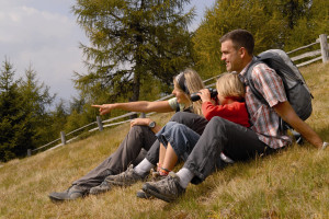 Wandern in der vergoldeten Herbstlandschaft