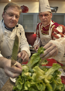 Frank Schwarz (l.) zeigt Prinz Thomas I. die Zubereitung von „Endivien untereinander“. Quelle: Holger Bernert