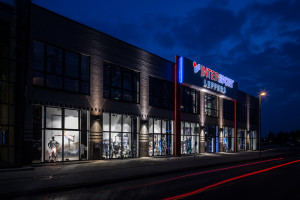 Außenfassade Intersport Leffers, Wilhelmshaven, Deutschland. LED-Leuchten: FANO, STRATUS VARIO 175. Oktalite Lichttechnik GmbH.