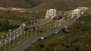 Kyocera realisiert Brasiliens größtes, für eine Autobahn konzipiertes Solarprojekt auf dem Arco Metropolitano do Rio de Janeiro, einer Autobahn, die die fünf wichtigsten Schnellstraßen durch Rio de Janeiro miteinander verbindet.