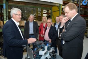 Alfons Westermann erklärt Albert Stegemann (CDU MdB) die Produktion des Cleanmeleons 2 XL