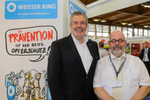 21. Deutscher Präventionstag in Magdeburg (v. l.): Peter Lunckshausen, Projekt-Verantwortlicher „FairPlay in der Liebe“ und Sprecher der Präventionsbeauftragten beim WEISSEN RING, Rüdiger Buhlmann, Landesvorsitzender des WEISSEN RINGS in Sachsen-Anhalt. Präventionstag / Oliver Weber