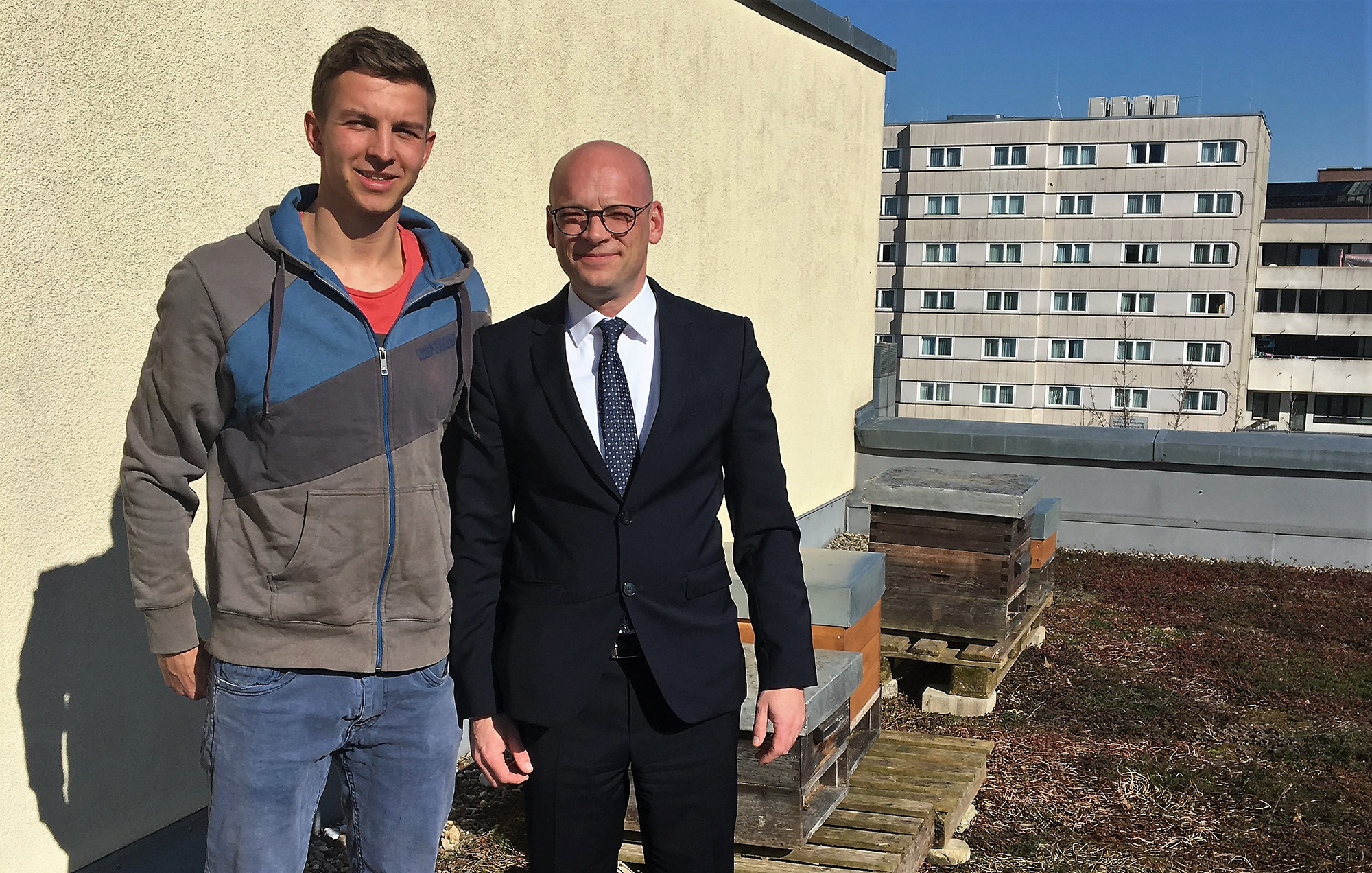 Rafael D. Fröhlich (re.) und Michael Bergmeier freuen sich über Bienen auf dem Dach des Novotel München City.